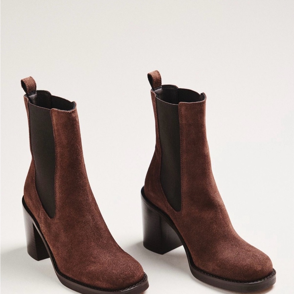 ✨ By Anthropologie Block-Heel
Chelsea Boot Size 6✨